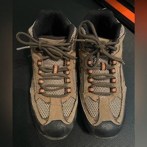 Ozark Trail boys hiking boots size 5